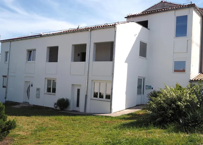 Apartment With Garden In Barbariga