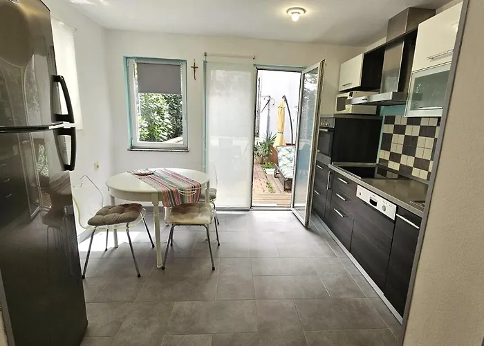 Apartment With Garden In Barbariga